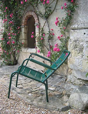 Viste tu jardn con las sillas que han decorado los paisajes ms idlicos de la ciudad del amor.