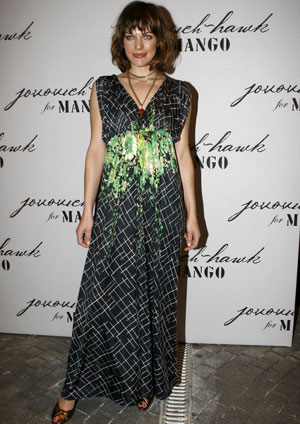 Milla Jovovich con uno de los vestidos en la presentación de la colección 'Jovovich-Hawk for MNG'.